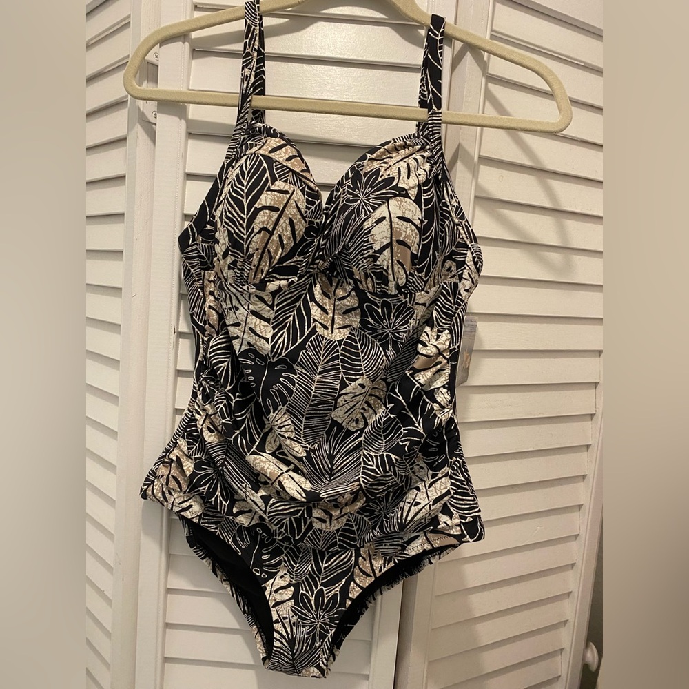 Seekers Essentials Women’s 1pc “Ruching Front Swimsuit” Size 12 Black/White NWT